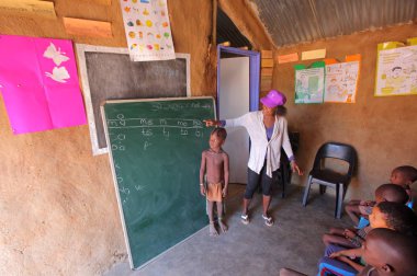 Köy Himba kabilesi okulda