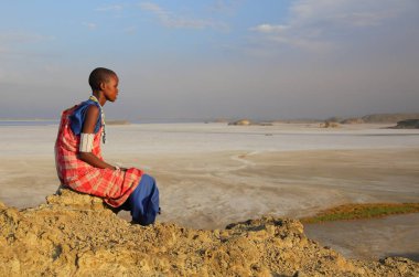 geleneksel takı, Tanzanya giyen genç Masai kız