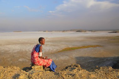 geleneksel takı, Tanzanya giyen genç Masai kız