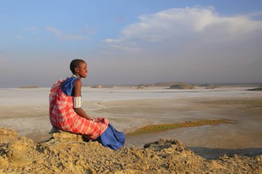 geleneksel takı, Tanzanya giyen genç Masai kız