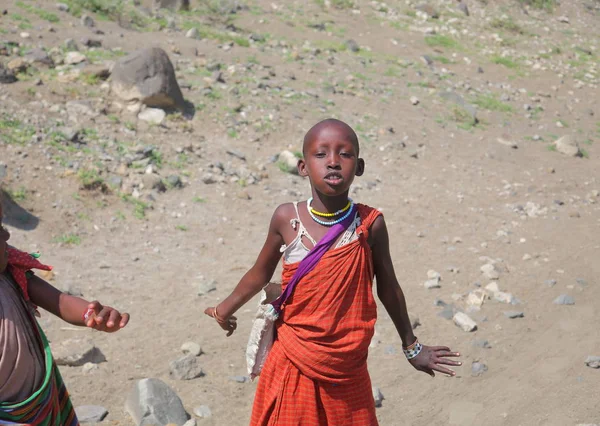 Παιδί Maasai Στην Παραδοσιακή Ενδυμασία Τανζανία — Φωτογραφία Αρχείου