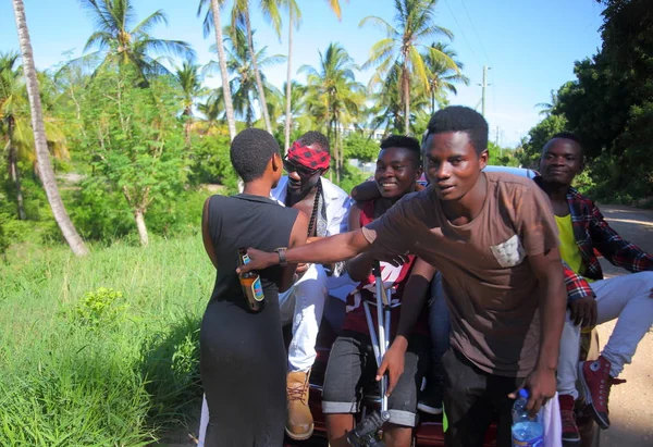 Junge Einheimische Posieren Auf Einem Auto Sansibar Tansania — Stockfoto