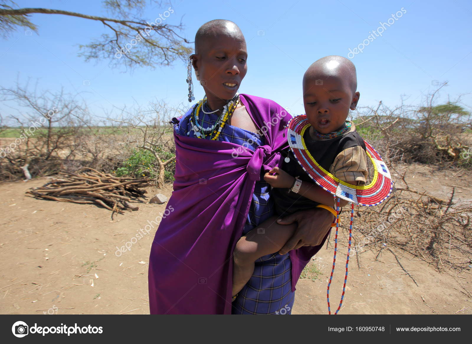Masai Femme Avec B b V tements Traditionnels Tanzanie Photo