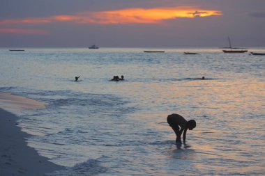 Zanzibar Plajı'nda insanlara