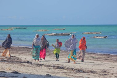 Plaj Zanzibar Adası yerel kadın