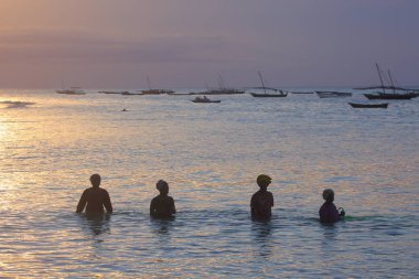 Zanzibar Plajı'nda insanlara