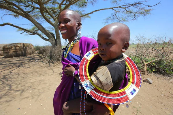 Maasai Γυναίκα Μωρό Στην Παραδοσιακή Ενδυμασία Τανζανία — Φωτογραφία Αρχείου