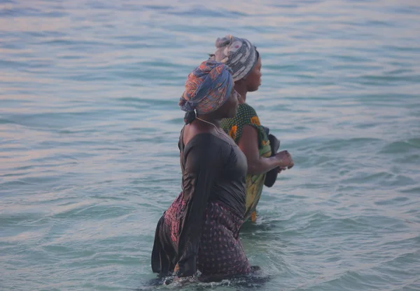 Lokalnych Kobiet Plaży Tropikalnej Wyspie Zanzibar — Zdjęcie stockowe