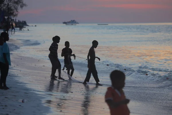 People at  at Zanzibar beach — Stock Photo, Image