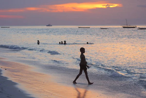 People at  at Zanzibar beach — Stock Photo, Image