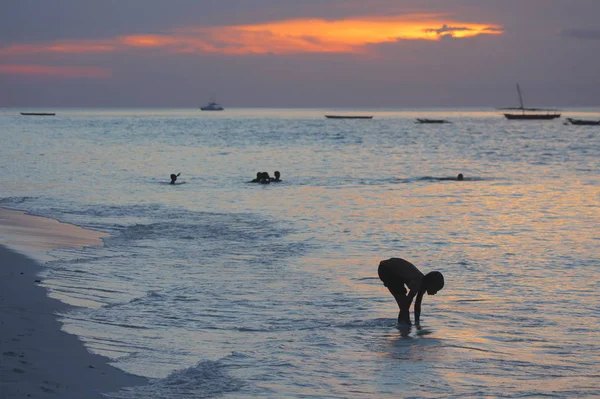 Persone alla spiaggia di Zanzibar — Foto Stock