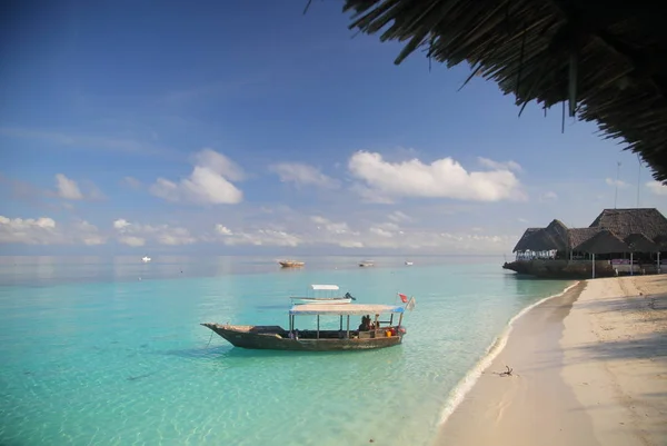 Łódź na wyspie Zanzibar beach — Zdjęcie stockowe