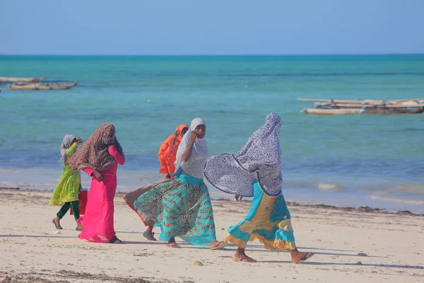 Lokalnych kobiet na wyspie Zanzibar beach — Zdjęcie stockowe