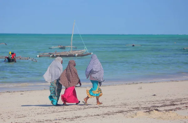 Lokale vrouwen op het strand Zanzibar eiland — Stockfoto