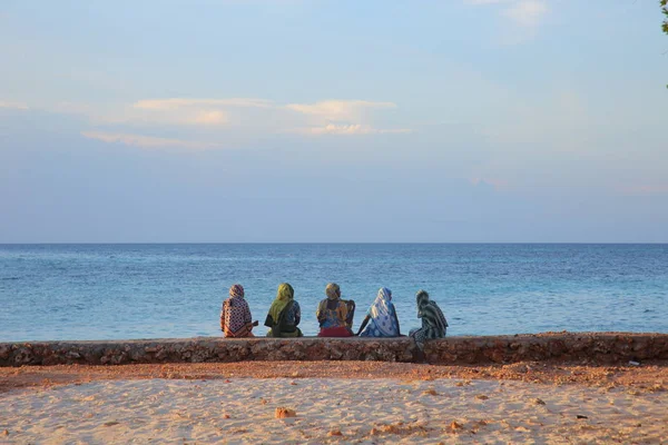 Mujeres en la playa Isla de Zanzíbar — Foto de Stock