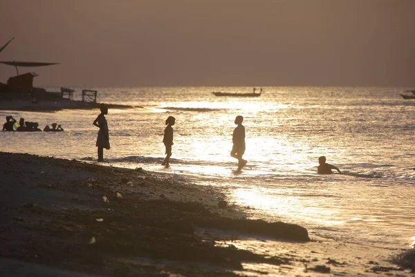 Gente local en la playa Isla de Zanzíbar — Foto de Stock