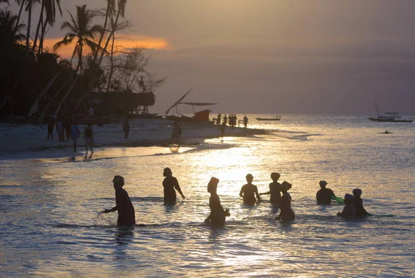 Orang-orang di pantai Zanzibar — Stok Foto