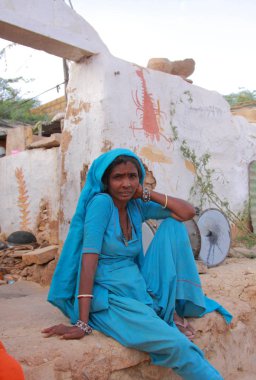 Ciddi Kızılderili kadın