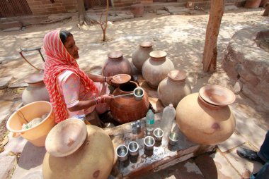 Yerel kadın kil ürünleri satan