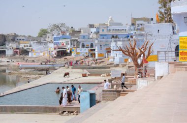 elbise temizleme ve yıkama nehirde insanlar