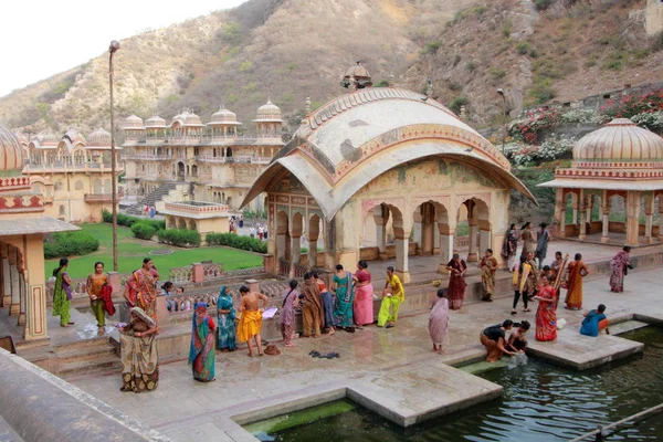 People at  monkey temple in Jaipur — Stock Photo, Image