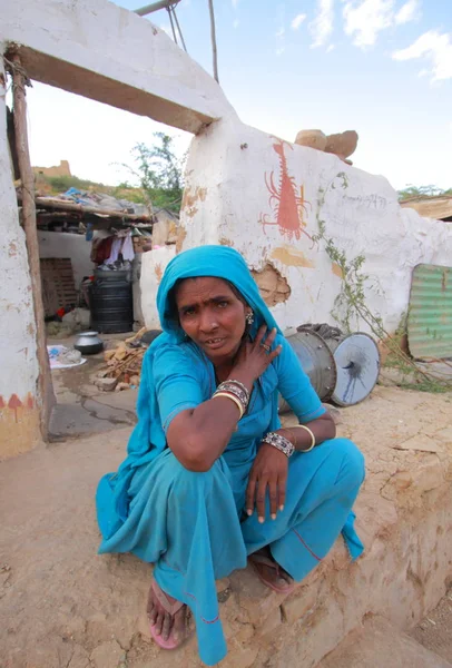 Ciddi Kızılderili kadın