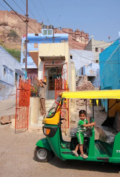 Liten pojke på gatan i Jodhpur — Stockfoto