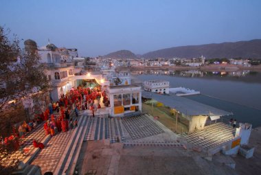  Pushkar renkli etnik kıyafetleri insanlarda