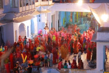 Pushkar renkli etnik kıyafetleri insanlarda