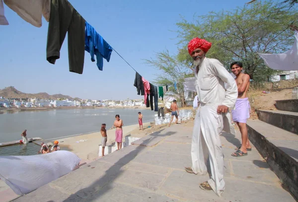 Ludzie, mycie w święte jezioro, Pushkar — Zdjęcie stockowe