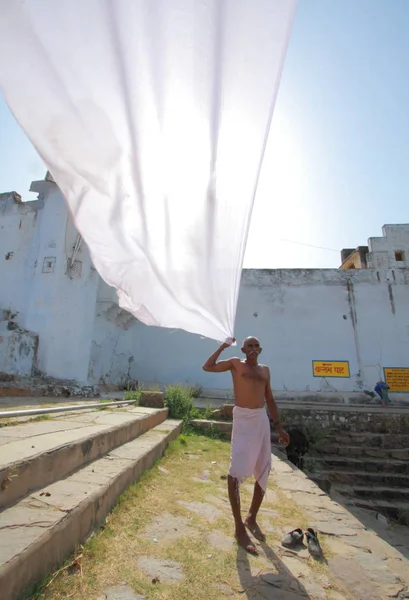 Człowieka wysusza ubrania w Pushkar — Zdjęcie stockowe