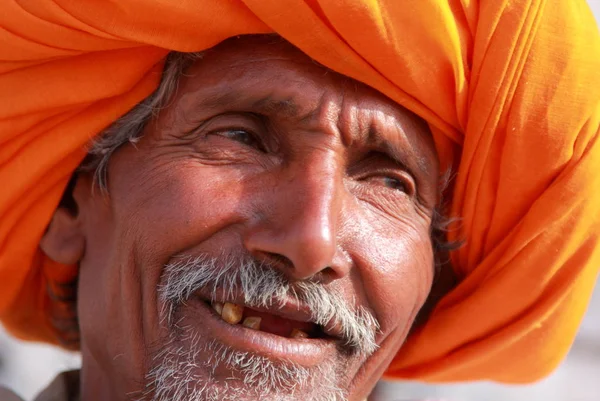 Hombre indio con turbante naranja —  Fotos de Stock