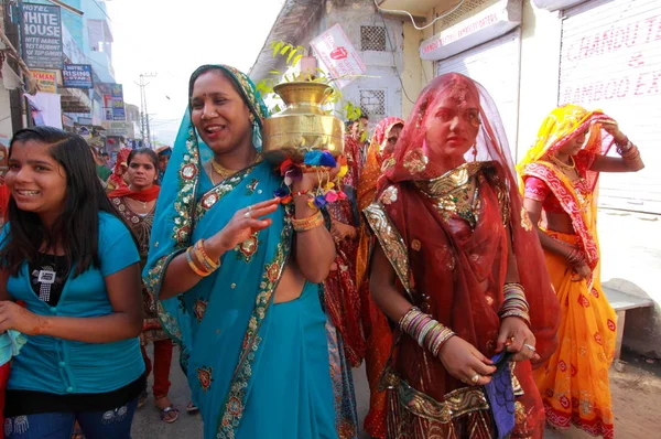 Oameni în îmbrăcăminte etnică colorată în Pushkar — Fotografie, imagine de stoc