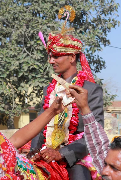 People  in colorful ethnic attire  in Pushkar — Stock Photo, Image