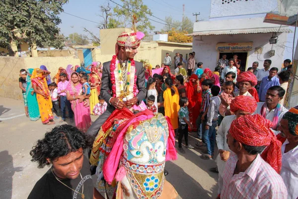 Люди в барвисті одягу етнічних напрямку Pushkar — стокове фото