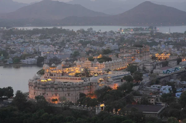 Udaipur à noite, lago Pichola — Fotografia de Stock