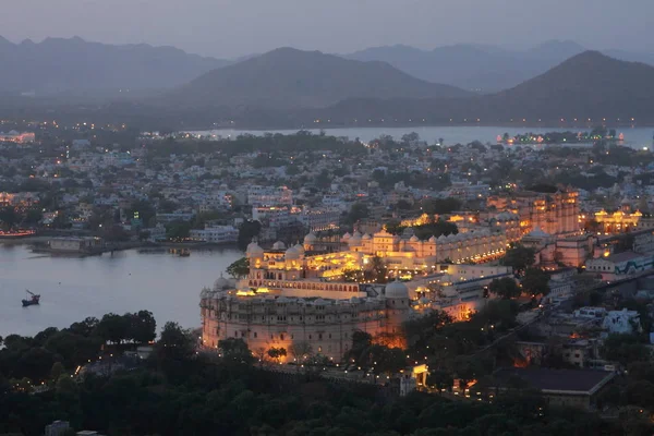 Udaipur à noite, lago Pichola — Fotografia de Stock