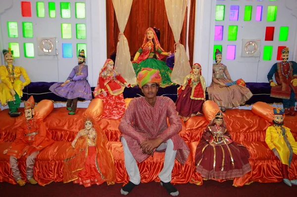 Renkli Rajasthan kuklalar ile yerel adam — Stok fotoğraf