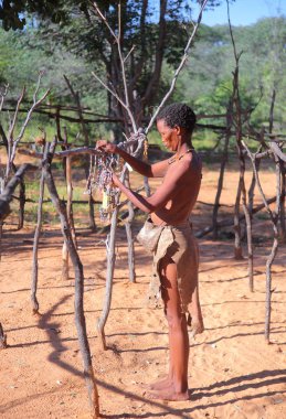 Yerel kadın Bushmen Köyü 