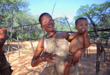 Bebek Bushmen köyü ile yerel kadın