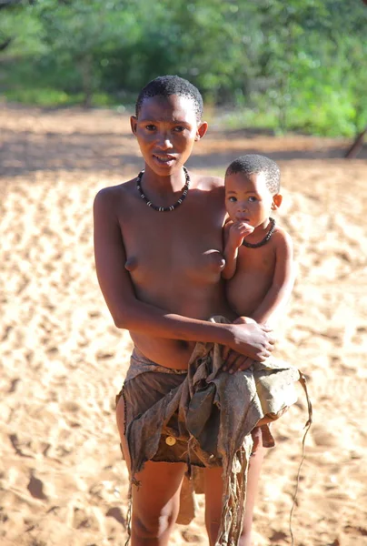 Bebek Bushmen köyü ile yerel kadın