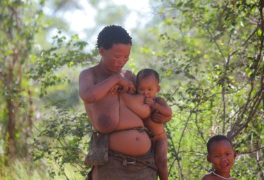 San bushwoman çocuk ile