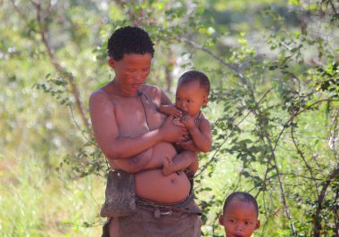 San bushwoman çocuk ile