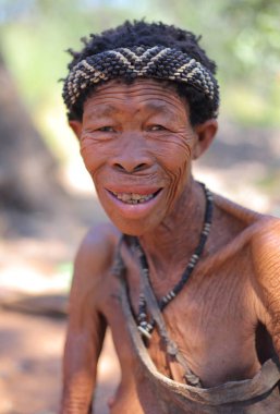 Kalahari Çölü'nde eski bushwoman