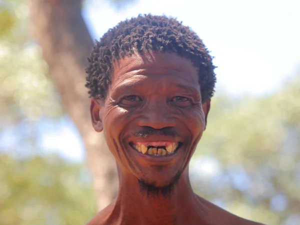 San bushman lopen in de kalahari-woestijn — Stockfoto