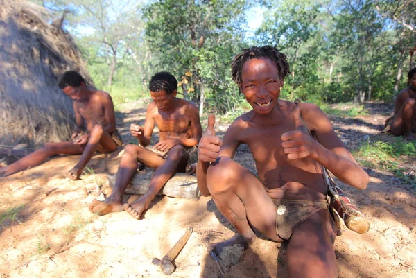 San bushmen in the kalahari desert — Stock Photo, Image