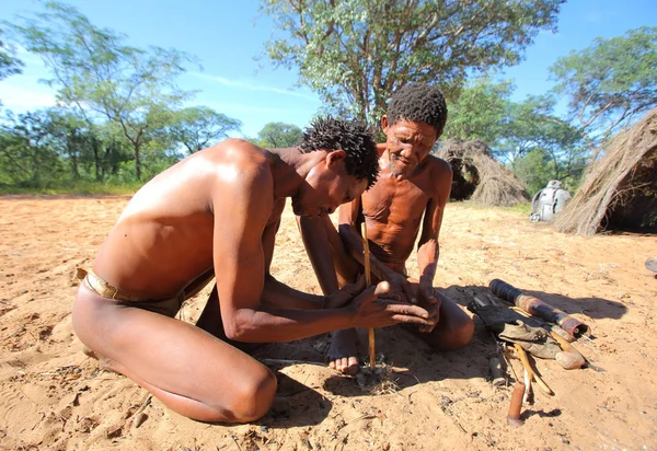 San Bosjesmannen in de Kalahariwoestijn — Stockfoto