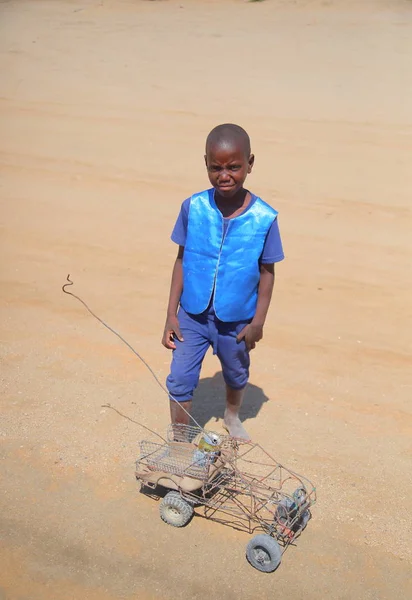Местный парень в Намибии — стоковое фото