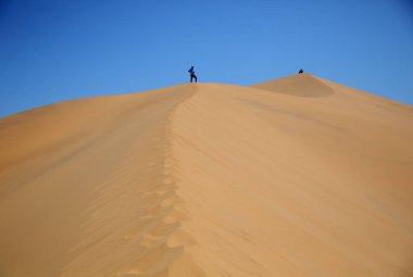 Kum tepeleri insanlara 