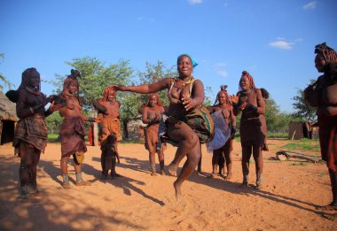 Kadınlar Köyü Himba kabilesi içinde dans 